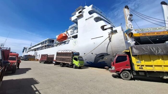 Kapal feri KM Dharma Kartika IX yang miring saat bersandar di Dermaga Pelabuhan Semayang Balikpapan, pada Selasa (28/1/2026). Foto: BorneoFlash/Niken Sulastri
