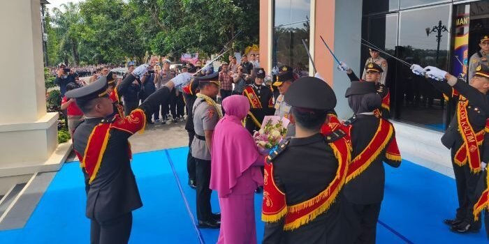 Kapolda Kaltim Irjen Pol Endar Priantoro secara langsung mengalungkan bunga kepada Irjen Pol M Sabilul Alif, dalam upacara serah terima jabatan sejumlah pejabat utama yang digelar di Halaman Polda Kaltim, Sabtu (17/1/2026). Foto: BorneoFlash/Niken Sulastri