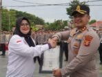 Kapolres Paser AKBP Novy Adi Wibowo, S.I.K., M.H., bersama personel Polres Paser menerima penghargaan dari TRC-PPA Jakarta, Penghargaan tersebut diberikan dalam Apel Pemberian Penghargaan yang digelar di Lapangan Apel Polres Paser, Tanah Grogot, Kabupaten Paser, pada Rabu (14/1/2026). Foto: HO/Humas Polres Paser