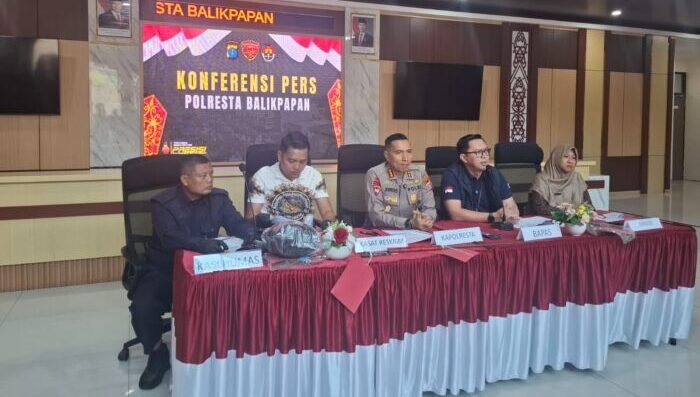 Kapolresta Balikpapan, Kombes Pol Jerrold Kumontoy, saat pimpin konferensi pers di Lobi Polresta Balikpapan, pada Jumat (30/1/2026). Foto: BorneoFlash/Niken Sulastri