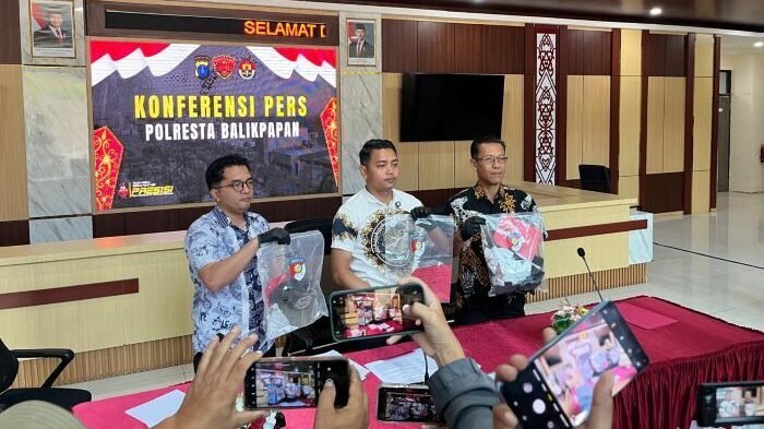 Kasat Reskrim Polresta Balikpapan, AKP Zeska Julian Taruna Wijaya saat Konferensi Pers Pengungkapan kasus pembunuhan di Jalan MT Haryono, pada Jumat (30/1/2026). Foto: BorneoFlash/Niken Sulastri