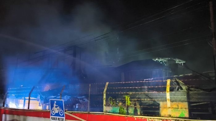 Kebakaran rumah kosong terjadi di Kawasan Kelurahan Gunung Sari Ulu, Kecamatan Balikpapan Tengah, pada Rabu (21/1/2026). Foto: BorneoFlash/Niken Sulastri