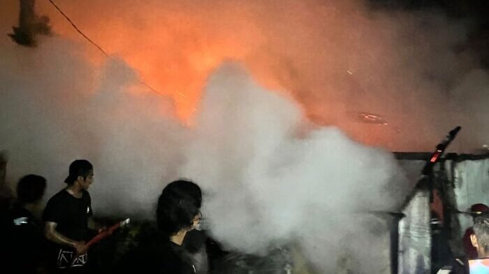 Kebakaran yang melanda kawasan permukiman padat di Gunung Bugis, Kecamatan Balikpapan Barat, pada Rabu Malam (14/1/2026). Foto: BorneoFlash/Ist