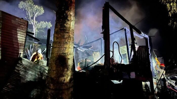 Kebakaran yang melanda kawasan permukiman padat di Gunung Bugis, Kecamatan Balikpapan Barat, pada Rabu Malam (14/1/2026). Foto: BorneoFlash/Ist