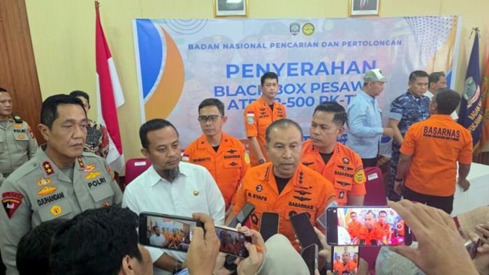 Kepala Basarnas Mohammad Syafii menjawab pertanyaan pewarta selepas konferensi pers operasi SAR korban Pesawat ATR 42-500 di Posko Kantor SAR Makassar, Sulawesi Selatan, Kamis (22/1/2025). Foto: BorneoFlash/ANTARA/HO-Basarnas