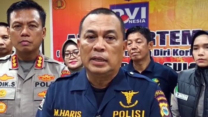 Kepala Biddokkes Polda Sulsel Kombes Pol Muhammad Haris (tengah), Kabid Humas Polda Sulsel Kombes Pol Didik Supranoto (kiri) beserta tim DVI menjawab pertanyaan wartawan di Biddokkes Polda Sulsel. Foto: BorneoFlash/ANTARA/Darwin Fatir.