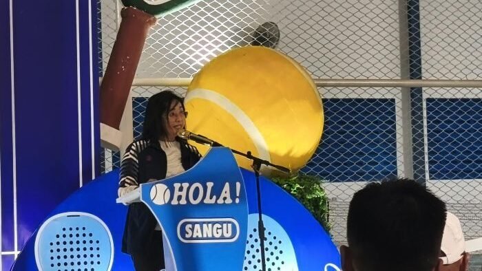 Kepala Disparpora Kota Balikpapan, Ratih Kusuma,saat meresmikan HOLA! Padel & Tennis Club yang dibuka bersamaan dengan Cafe Sangu, di Jalan MT Haryono, pada Sabtu (24/1/2026). Foto: BorneoFlash/Niken Sulastri