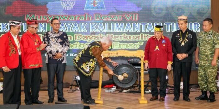 Kepala Otorita IKN, Basuki Hadimuljono, membuka agenda Mubes Persekutuan Dayak Kalimantan Timur (PDKT) VII di Multifunction Hall Kantor Bersama 3, KIPP Nusantara, pada Sabtu (24/1/2026). Foto: HO/Humas Otorita IKN