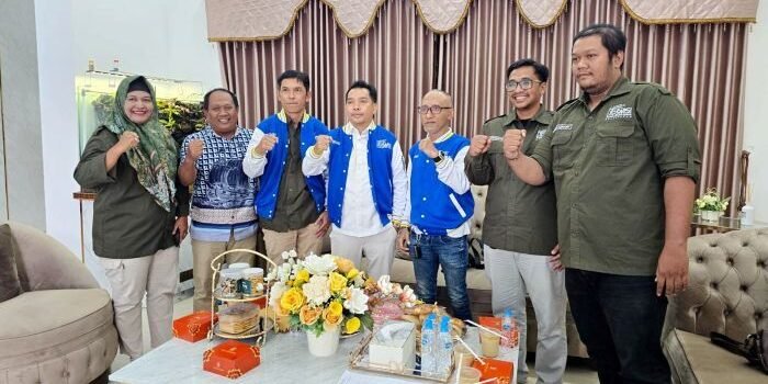 Ketua DPRD Kota Balikpapan Alwi Al Qadri berfoto bersama dengan pengurus SMSI Kota Balikpapan dalam audiensi yang bertujuan memperkuat sinergi antara insan pers dengan lembaga legislatif serta pemerintah kota, pada Rabu (14/1/2026). Foto: HO/SMSI Balikpapan