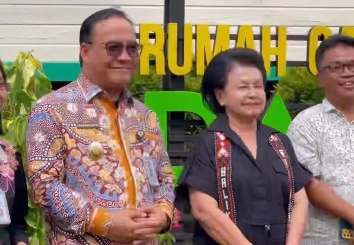 Ketua Ikatan Adhyaksa Dharmakarini, Sruning Burhanuddin, saat berkunjung ke Rumah Cagar Alam Dahor yang berlokasi di Jalan Dahor Kelurahan Baru Ilir, Kecamatan Balikpapan Barat, pada Kamis (22/1/2026). Foto: BorneoFlash/Niken Sulastri