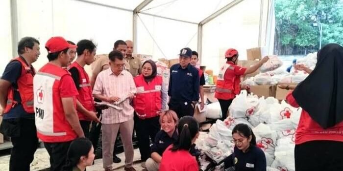 Ketua Umum Palang Merah Indonesia (PMI) Jusuf Kalla meninjau bantuan logistik untuk mendukung rehabilitasi dan penanganan darurat di Sumatera, di Gudang Logistik PMI di Jalan Gatot Subroto, Jakarta Selatan, Kamis (1/1/2026). FOTO: ANTARA/HO-PMI/am.