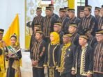 Ketua Umum Dewan Lembaga Adat Paser, Aji Sabri, mengukuhkan dan melantik pengurus DPD LAP Kota Balikpapan Periode 2025-2030, yang diketuai Ahmad Noor, di Rumah Dinas Jabatan Wali Kota Balikpapan, pada Selasa (13/1/2026). Foto: BorneoFlash/Niken Sulastri