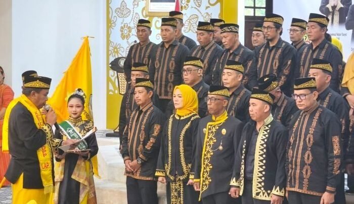 Ketua Umum Dewan Lembaga Adat Paser, Aji Sabri, mengukuhkan dan melantik pengurus DPD LAP Kota Balikpapan Periode 2025-2030, yang diketuai Ahmad Noor, di Rumah Dinas Jabatan Wali Kota Balikpapan, pada Selasa (13/1/2026). Foto: BorneoFlash/Niken Sulastri