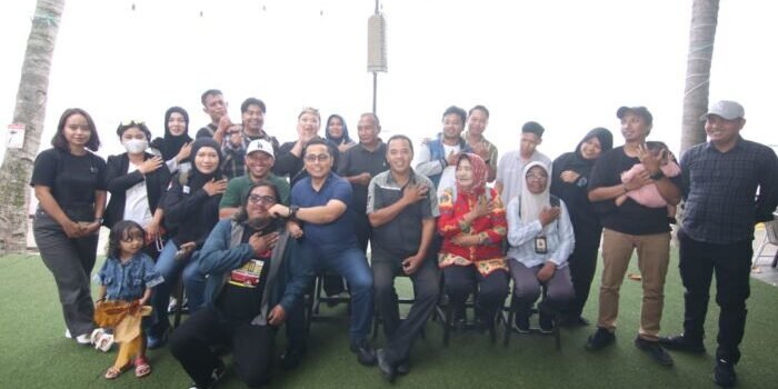 Kombes Pol. Anton Firmanto saat menggelar silaturahmi bersama insan media di Kampung Pasir Pantai Kumala Balikpapan, pada Minggu (4/1/2026). Foto: BorneoFlash/Ist