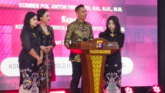 Kombes Pol. Jerrold H.Y. Kumontoy beserta istri dan putrinya. Foto: BorneoFlash/Niken Sulastri