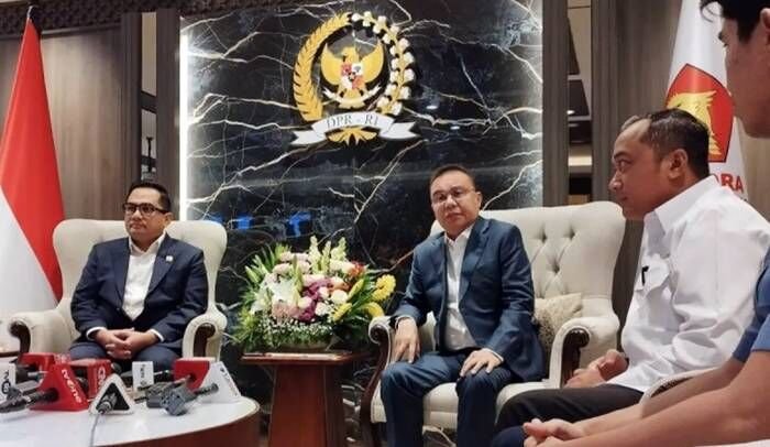 Wakil Ketua DPR RI Sufmi Dasco Ahmad (kedua kiri) bersama Menteri Sekretaris Negara Prasetyo Hadi (kedua kanan) di kompleks parlemen, Jakarta, Senin (19/1/2026). FOTO: ANTARA/Bagus Ahmad Rizaldi/am.