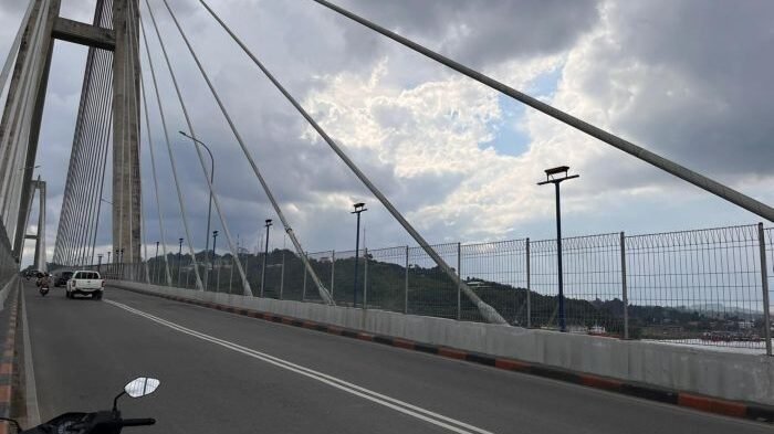 Kondisi Jembatan Mahkota II setelah kabel LPJU dicuri sehingga penerangan malam hari tidak berfungsi. Foto: BorneoFlash/Nur Ainunnisa