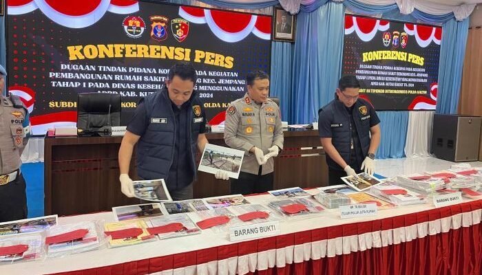 Konferensi pers pengungkapan dugaan tindak pidana korupsi dalam proyek pembangunan RS Bekokong Tahap I di Kecamatan Jempang, Kabupaten Kubar, di Gedung Mahakam Polda Kaltim, pada Kamis (22/1/2026). Foto: BorneoFlash/Niken Sulastri