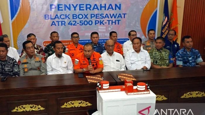 Konferensi pers perkembangan penanganan kecelakaan pesawat ATR 42-500 milik perusahaan penerbangan IAT wilayah pegunungan Bulusaraung, di Kantor Basarnas Makassar, Sulawesi Selatan Kamis (22/1/2026). Foto: BorneoFlash/ANTARA FOTO/ Hasrul Said