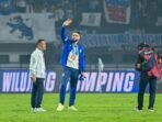 Layvin Kurzawa menyapa ribuan Bobotoh usai kemenangan Persib dari PSBS Biak, pada Minggu (25/1/2026) di Stadion Gelora Bandung Lautan Api (GBLA). Foto: HO/ileague.id