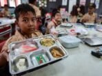 Siswa menunjukkan menu makanan bergizi gratis (MBG) di SDN Kunciran 2, Pinang, Kota Tangerang, Banten. FOTO: ANTARA/Putra M. Akbar/nz