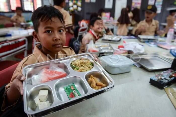 Siswa menunjukkan menu makanan bergizi gratis (MBG) di SDN Kunciran 2, Pinang, Kota Tangerang, Banten. FOTO: ANTARA/Putra M. Akbar/nz