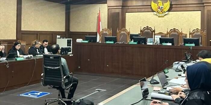 Mendikbudristek periode 2019-2024 Nadiem Anwar Makarim saat menunggu persidangan pembacaan surat dakwaan dimulai di Pengadilan Tindak Pidana Korupsi pada Pengadilan Negeri Jakarta Pusat, Senin (5/1/2026). FOTO : ANTARA/Agatha Olivia Victoria