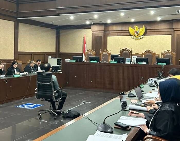Mendikbudristek periode 2019-2024 Nadiem Anwar Makarim saat menunggu persidangan pembacaan surat dakwaan dimulai di Pengadilan Tindak Pidana Korupsi pada Pengadilan Negeri Jakarta Pusat, Senin (5/1/2026). FOTO : ANTARA/Agatha Olivia Victoria