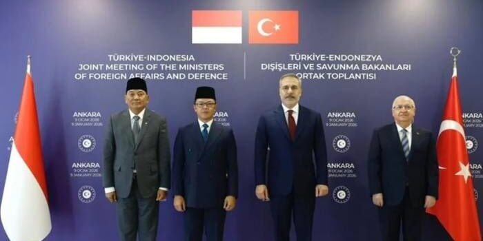 Menhan Sjafrie Sjamsoeddin (kiri) dan Menteri Luar Negeri Sugiono (dua dari kiri) saat bertemu dengan menteri luar negeri dan menteri pertahanan Turki dalam pertemuan 2+2 antara Turki dan Indonesia di Turki, Jumat (9/1/2026). FOTO : ANTARA/HO-Tim Media Menhan Sjafrie Sjamsoeddin.