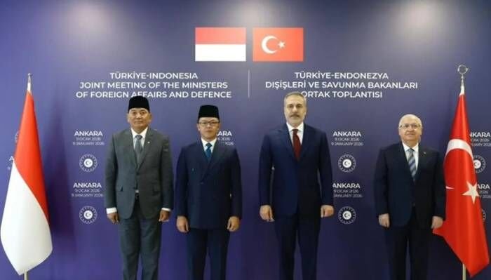 Menhan Sjafrie Sjamsoeddin (kiri) dan Menteri Luar Negeri Sugiono (dua dari kiri) saat bertemu dengan menteri luar negeri dan menteri pertahanan Turki dalam pertemuan 2+2 antara Turki dan Indonesia di Turki, Jumat (9/1/2026). FOTO : ANTARA/HO-Tim Media Menhan Sjafrie Sjamsoeddin.