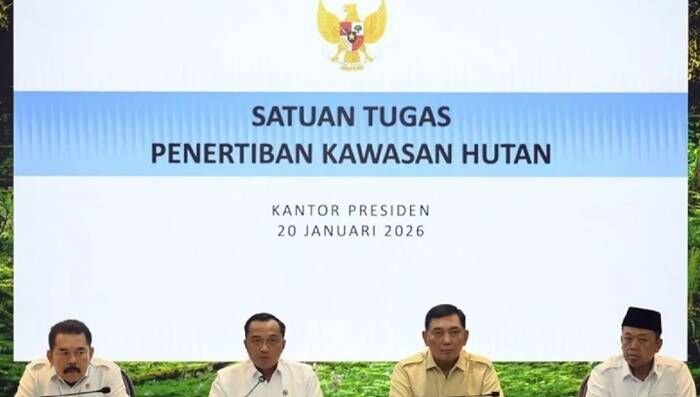 Arsip - Mensesneg Prasetyo Hadi (kedua kiri) bersama Menhan Sjafrie Sjamsoeddin (kedua kanan), Jaksa Agung ST Burhanuddin (kiri) dan Menteri ATR/Kepala BPN Nusron Wahid memberikan keterangan pers tentang pencabutan izin usaha perhutanan di Kantor Presiden, Jakarta, Selasa (20/1/2026). FOTO : ANTARA/Hafidz Mubarak A/rwa/pri