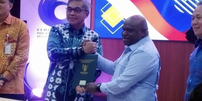 Menteri Hak Asasi Manusia Natalius Pigai menerima dokumen aset lahan rampasan korupsi dari Ketua KPK Setyo Budiyanto di Kantor Kementerian HAM, Jakarta, Selasa (6/1/2025). FOTO : ANTARA/Bagus Ahmad Rizaldi