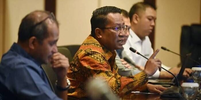 Menteri Hukum Supratman Andi Agtas (tengah) bersama Wakil Menteri Hukum Edward Omar Sharif Hiariej (kiri) dan anggota Tim Ahli KUHP Nasional Albert Aries (kanan). FOTO: ANTARA/Indrianto Eko Suwarso/YU.