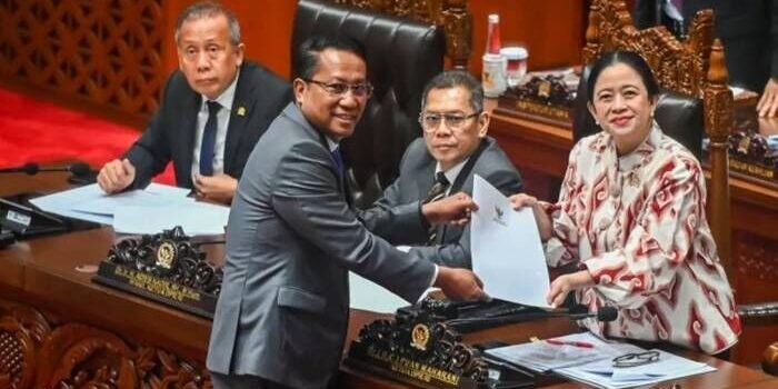 Menteri Hukum Supratman Andi Agtas (kedua kiri) menyerahkan berkas pendapat akhir kepada Ketua DPR Puan Maharani (kanan) yang disaksikan oleh Wakil Ketua DPR Adies Kadir (kedua kanan) dan Saan Mustopa (kiri) pada Rapat Paripurna ke-8 DPR RI Masa Persidang