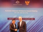 Menteri Koordinator Bidang Politik dan Keamanan (Menko Polkam) Djamari Chaniago (kiri) bertemu dengan Menteri Dalam Negeri Australia Tony Burke MP di kantor Duta Besar Australia di Jakarta, Rabu (28/1/2026). FOTO : ANTARA/Ho-Humas Menko Polkam