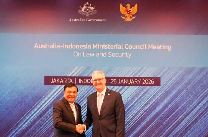 Menteri Koordinator Bidang Politik dan Keamanan (Menko Polkam) Djamari Chaniago (kiri) bertemu dengan Menteri Dalam Negeri Australia Tony Burke MP di kantor Duta Besar Australia di Jakarta, Rabu (28/1/2026). FOTO : ANTARA/Ho-Humas Menko Polkam