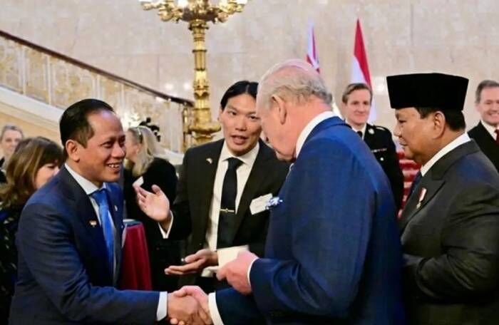 Menteri LH Hanif Faisol Nurofiq (kiri) bersalaman dengan Raja Inggris Charles III disaksikan oleh Presiden RI Prabowo Subianto (kanan) di London, Inggris, Rabu (21/1/2026). FOTO : ANTARA/HO-Biro Pers Sekretariat Persiden