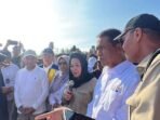 Menteri Pertanian (Mentan) Andi Amran Sulaiman (kedua kanan), Ketua Komisi IV DPR RI Siti Hediati Hariyadi atau yang akrab disapa Titiek Soeharto (ketiga kanan) meninjau langsung pemulihan tahap awal sawah terdampak banjir dan longsor di Desa Pinto Makmur, Kecamatan Muara Batu, Aceh Utara, Aceh, Kamis (15/1/2026). FOTO : ANTARA/Harianto