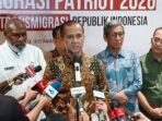 Menteri Transmigrasi M Iftitah Sulaiman Suryanagara memberikan keterangan dalam Konferensi Pers Pembukaan Rapat Koordinasi Perguruan Tinggi Mitra Transmigrasi Patriot 2026 di Jakarta, Minggu malam (18/1/2026). FOTO : ANTARA/Uyu Septiyati Liman.