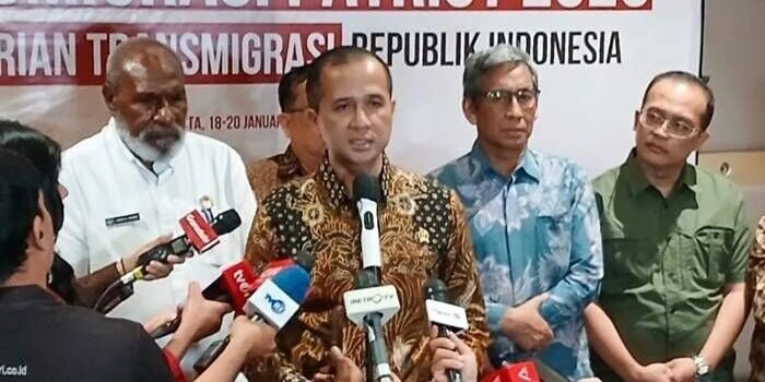Menteri Transmigrasi M Iftitah Sulaiman Suryanagara memberikan keterangan dalam Konferensi Pers Pembukaan Rapat Koordinasi Perguruan Tinggi Mitra Transmigrasi Patriot 2026 di Jakarta, Minggu malam (18/1/2026). FOTO : ANTARA/Uyu Septiyati Liman.