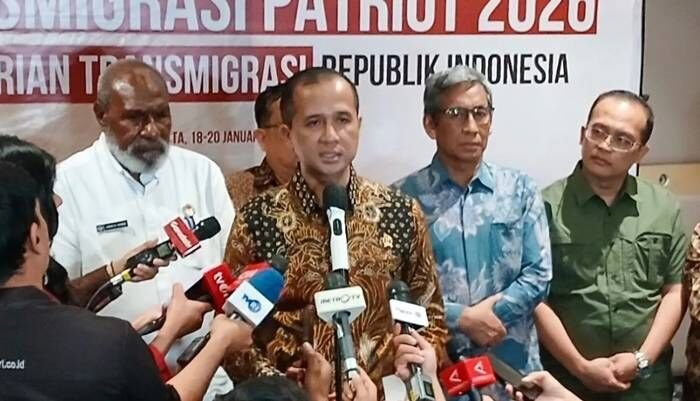 Menteri Transmigrasi M Iftitah Sulaiman Suryanagara memberikan keterangan dalam Konferensi Pers Pembukaan Rapat Koordinasi Perguruan Tinggi Mitra Transmigrasi Patriot 2026 di Jakarta, Minggu malam (18/1/2026). FOTO : ANTARA/Uyu Septiyati Liman.