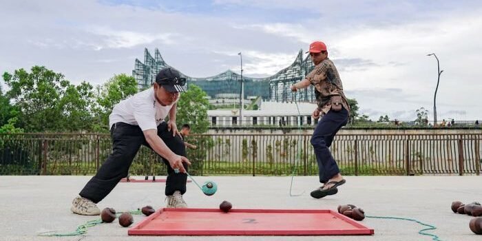 Mulai dari permainan rakyat, dari Sumpit, Belogo, Bakiak, Egrang hingga Gasing, Otorita IKN tawarkan berbagai wahana permainan rakyat yang menggugah nostalgia masyarakat yang berkunjung di kawasan Nusantara. Foto: HO/Humas Otorita IKN
