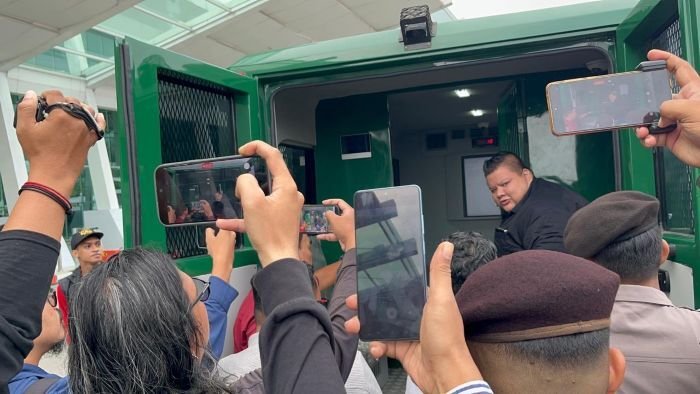 Muraker Kristian Lumban Gaol terpidana kasus perintangan petugas saat digiring Kejari Balikpapan, di Bandara Sultan Aji Muhammad Sulaiman (SAMS) Sepinggan Balikpapan, pada Kamis (22/1/2026). Foto: BorneoFlash/Niken Sulastri