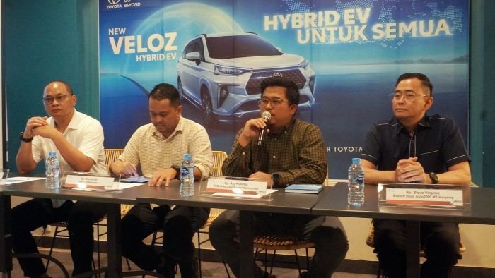 Foto dari kiri: Branch Head Auto2000 Balikpapan Sudirman Andreas Awan; ABH Auto2000 Kalimantan, Suprayogi; TAM Area Coordinator Kalimantan, Ary Hutomo dan Branch Head Auto2000 MT Haryono, Steve Virginio saat memperkenalkan New Veloz Hybrid EV di Excelso Plaza Balikpapan. Foto: BorneoFlash/Ardian