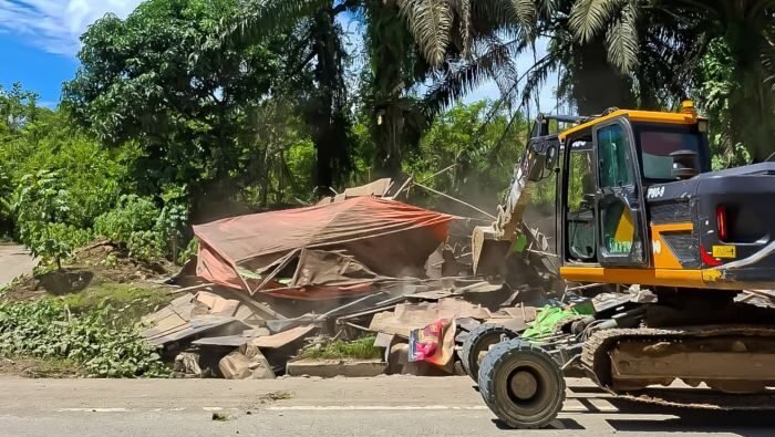 Otorita IKN melakukan penertiban dan pembongkaran terhadap 39 lokasi usaha jual beli besi tua serta 18 warung lapo tuak ilegal di wilayah IKN, pada Kamis (15/1/2026). Foto: HO/Humas Otorita IKN