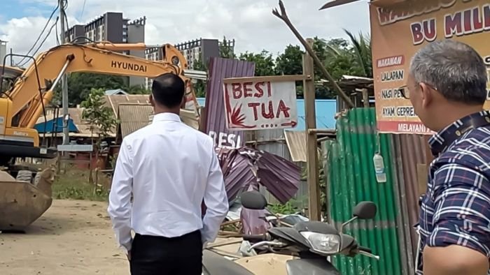 Otorita IKN melakukan penertiban dan pembongkaran terhadap 39 lokasi usaha jual beli besi tua serta 18 warung lapo tuak ilegal di wilayah IKN, pada Kamis (15/1/2026). Foto: HO/Humas Otorita IKN