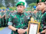 Pangdam VI/Mulawarman, Mayjen TNI Krido Pramono, S.H. M.Si., memberikan apresiasi dan piagam penghargaan kepada prajurit berprestasi di Lapangan Upacara Kodam VI/Mulawarman, pada Selasa (20/1/2026). Foto: HO/Pendam VI/Mlw