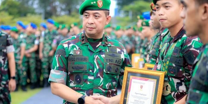 Pangdam VI/Mulawarman, Mayjen TNI Krido Pramono, S.H. M.Si., memberikan apresiasi dan piagam penghargaan kepada prajurit berprestasi di Lapangan Upacara Kodam VI/Mulawarman, pada Selasa (20/1/2026). Foto: HO/Pendam VI/Mlw