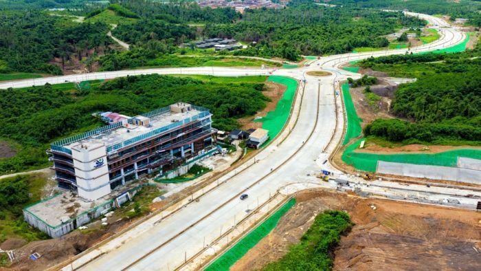 Pembangunan Jalan 1B-1C sudah 99% rampung yang akan memperkuat konektivitas antar kawasan strategis mulai dari rumah sakit, hunian vertikal, sekolah hingga financial center. Foto: HO/Humas Otorita IKN