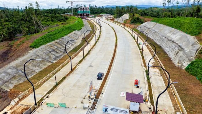 Pembangunan Jalan 1B-1C sudah 99% rampung yang akan memperkuat konektivitas antar kawasan strategis mulai dari rumah sakit, hunian vertikal, sekolah hingga financial center. Foto: HO/Humas Otorita IKN